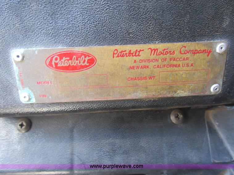 image for item J1995 1993 Peterbilt 379 semi truck