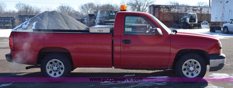 image for item J1997 2006 Chevrolet Silverado 1500 pickup truck