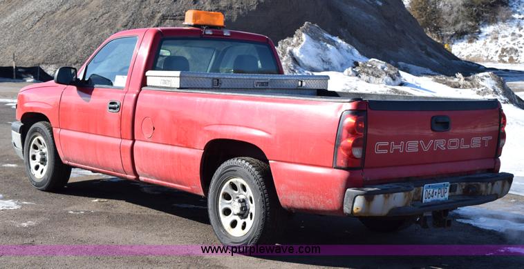 image for item J1997 2006 Chevrolet Silverado 1500 pickup truck