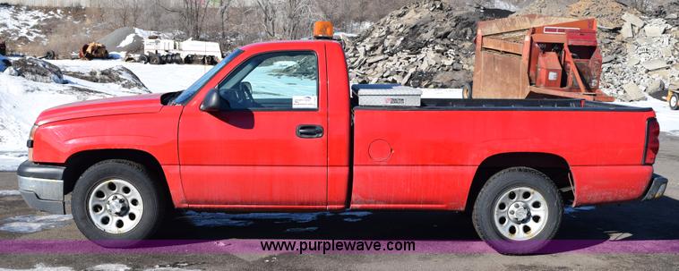 image for item J1997 2006 Chevrolet Silverado 1500 pickup truck