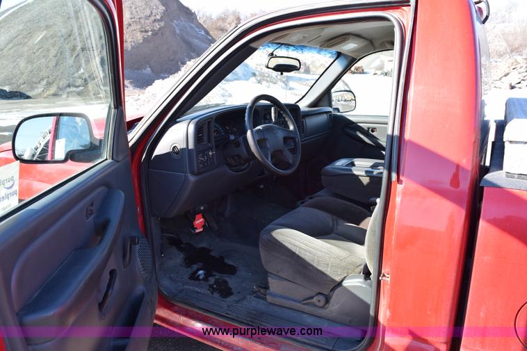 image for item J1997 2006 Chevrolet Silverado 1500 pickup truck