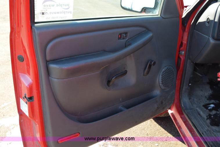 image for item J1997 2006 Chevrolet Silverado 1500 pickup truck