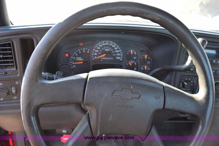 image for item J1997 2006 Chevrolet Silverado 1500 pickup truck