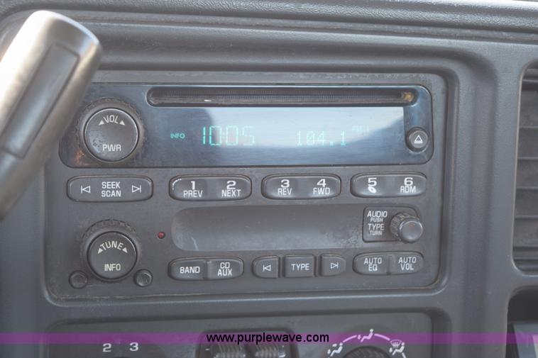 image for item J1997 2006 Chevrolet Silverado 1500 pickup truck