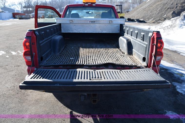 image for item J1997 2006 Chevrolet Silverado 1500 pickup truck