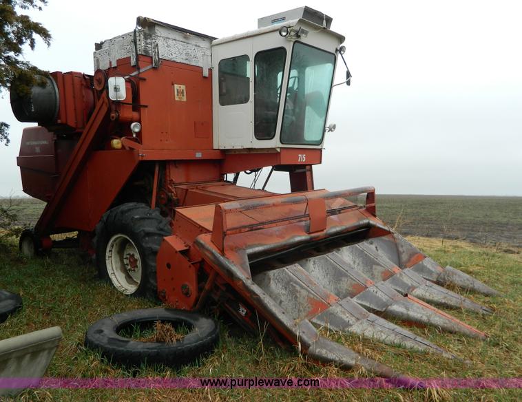 image for item AQ9267 1974 International 715 combine