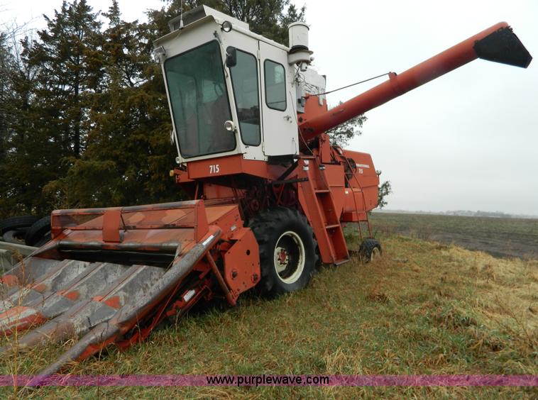 image for item AQ9267 1974 International 715 combine
