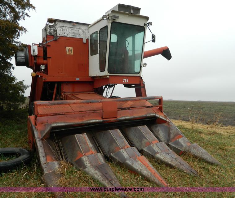 image for item AQ9267 1974 International 715 combine