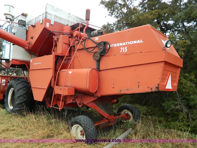 image for item AQ9267 1974 International 715 combine