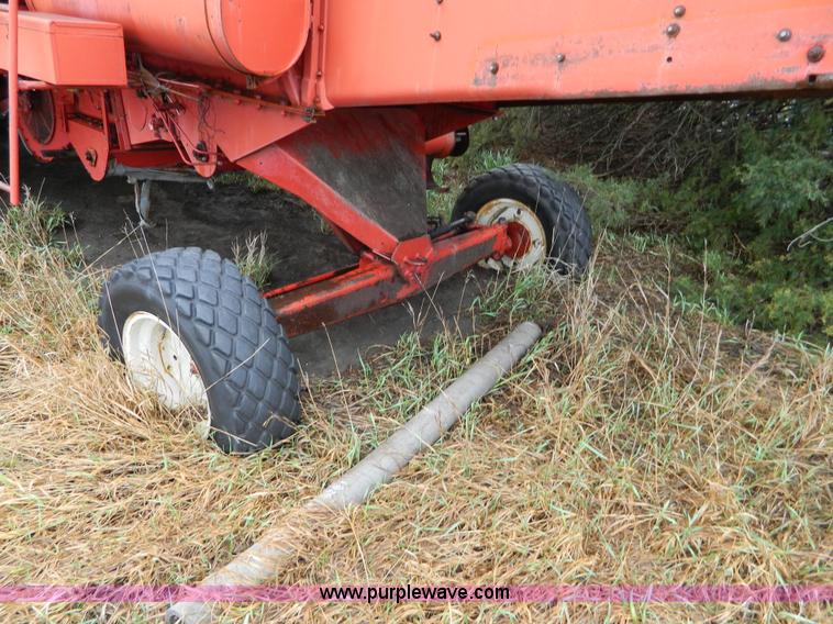 image for item AQ9267 1974 International 715 combine