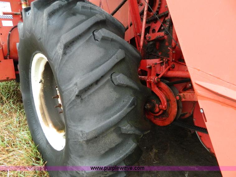 image for item AQ9267 1974 International 715 combine