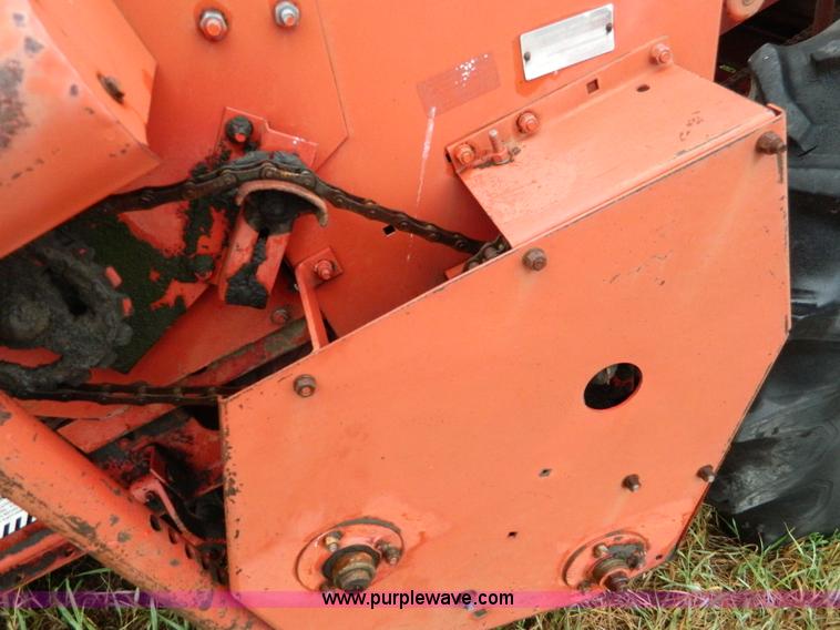 image for item AQ9267 1974 International 715 combine