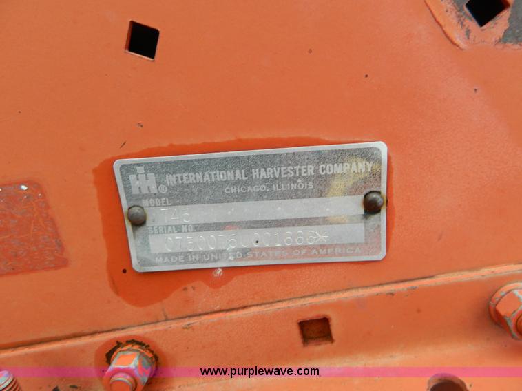 image for item AQ9267 1974 International 715 combine