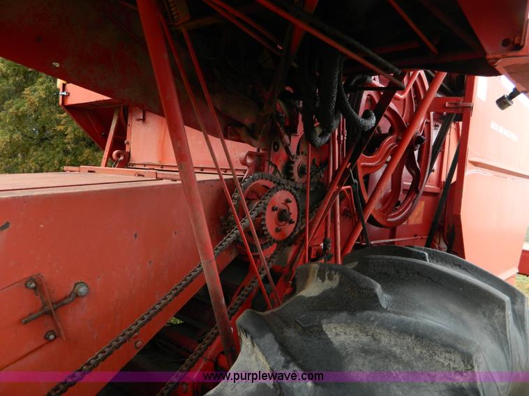 image for item AQ9267 1974 International 715 combine