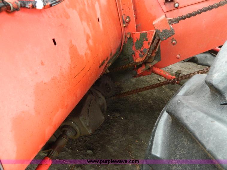 image for item AQ9267 1974 International 715 combine