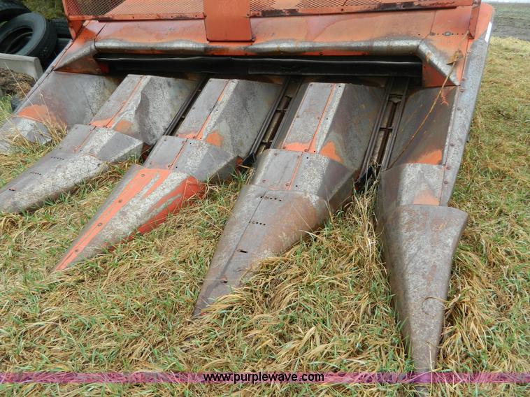 image for item AQ9267 1974 International 715 combine