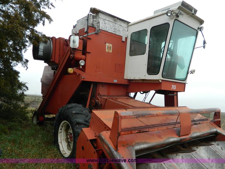image for item AQ9267 1974 International 715 combine