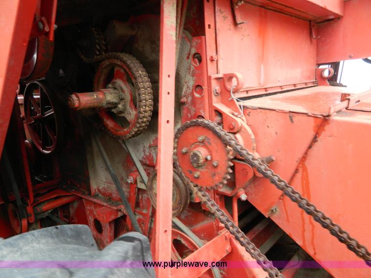 image for item AQ9267 1974 International 715 combine