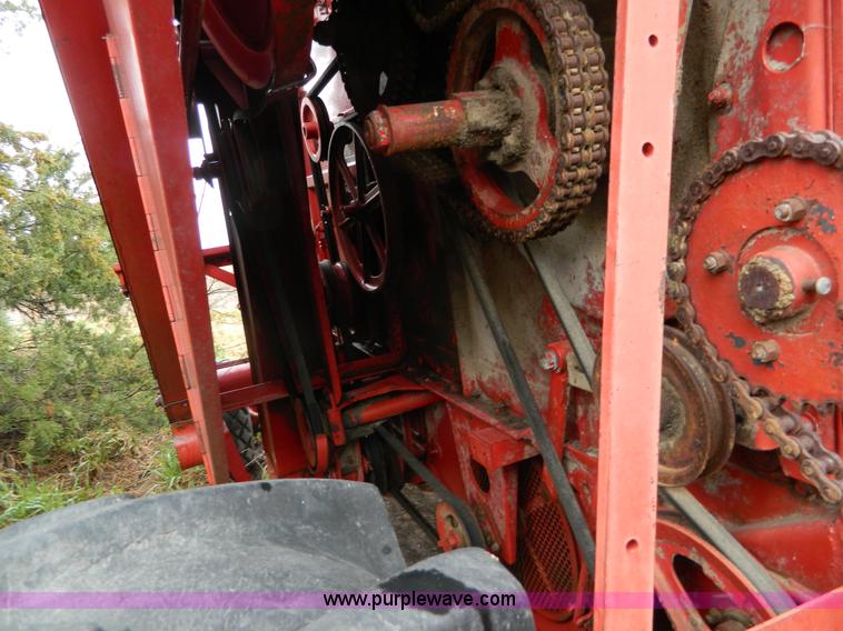image for item AQ9267 1974 International 715 combine