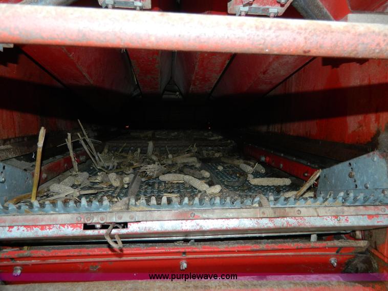 image for item AQ9267 1974 International 715 combine