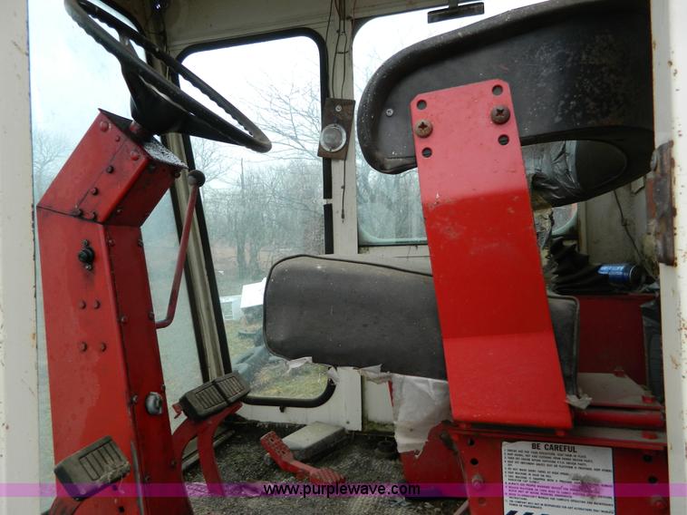 image for item AQ9267 1974 International 715 combine