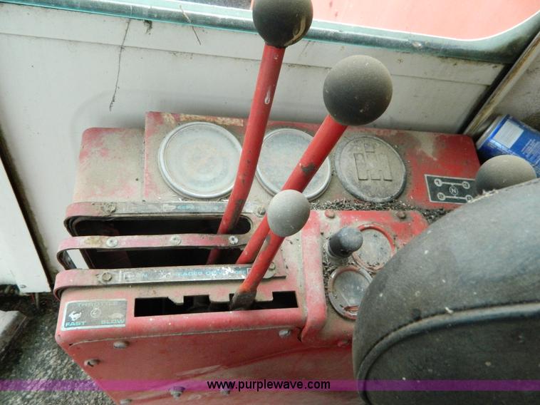 image for item AQ9267 1974 International 715 combine