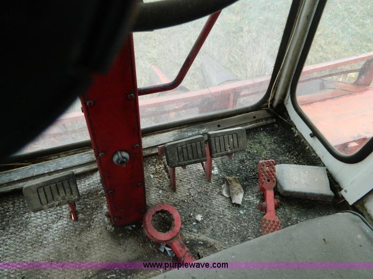 image for item AQ9267 1974 International 715 combine