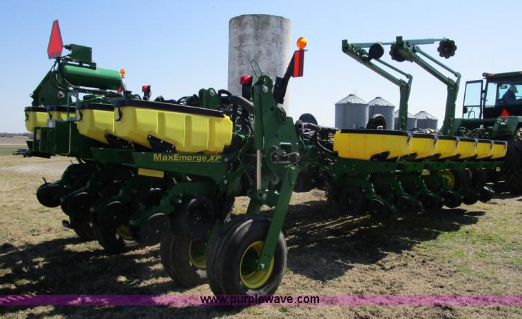 image for item D2338 2013 John Deere 1770NT planter