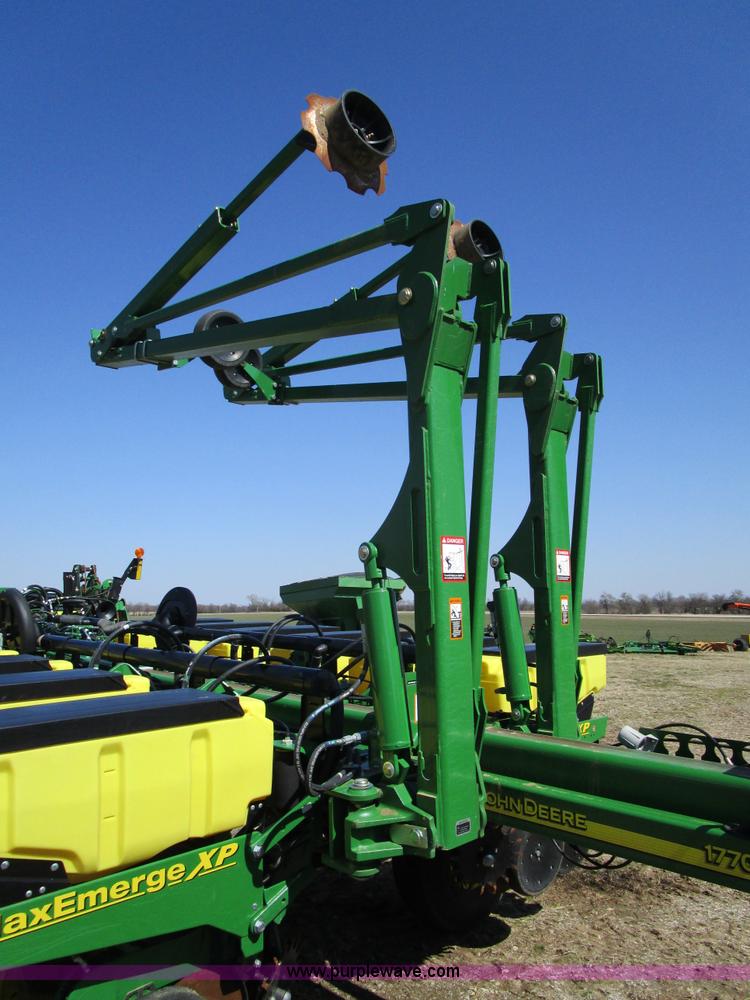 image for item D2338 2013 John Deere 1770NT planter