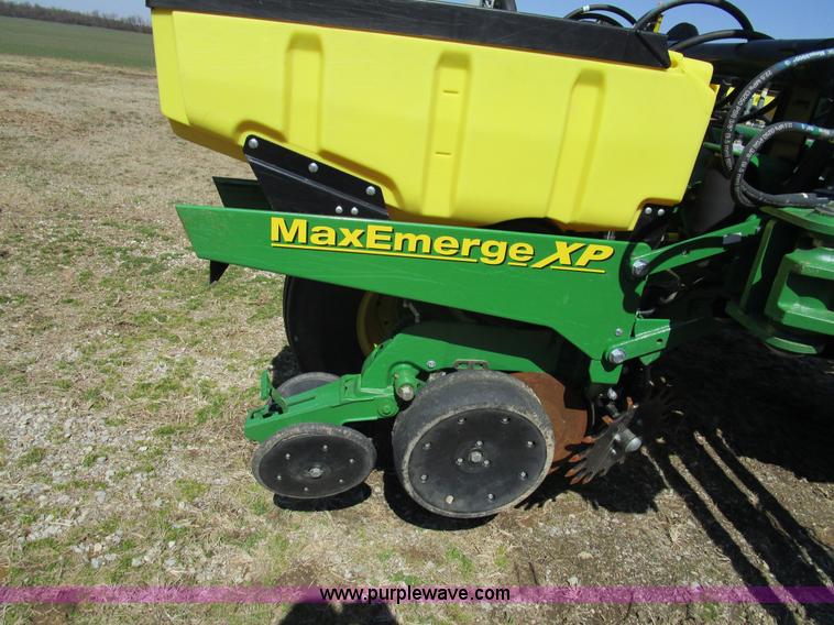 image for item D2338 2013 John Deere 1770NT planter