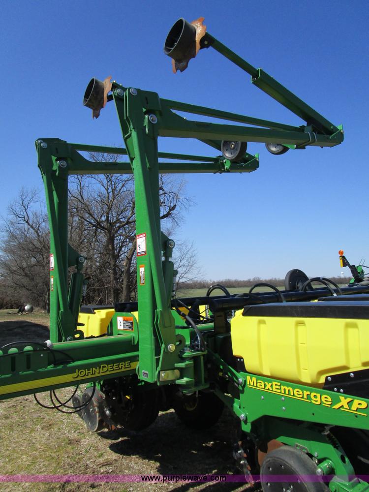image for item D2338 2013 John Deere 1770NT planter