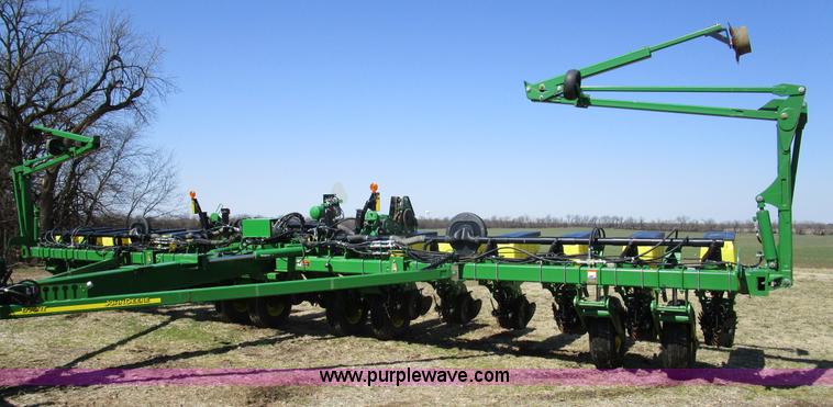 image for item D2338 2013 John Deere 1770NT planter