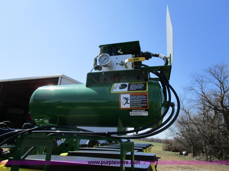 image for item D2338 2013 John Deere 1770NT planter