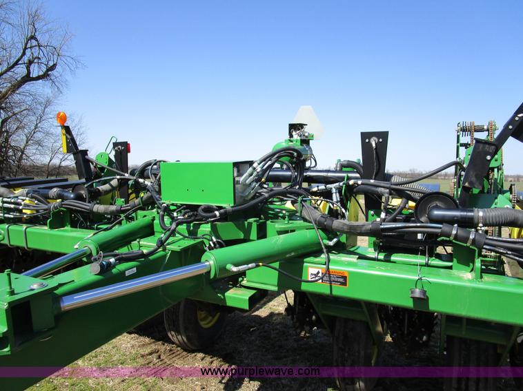 image for item D2338 2013 John Deere 1770NT planter