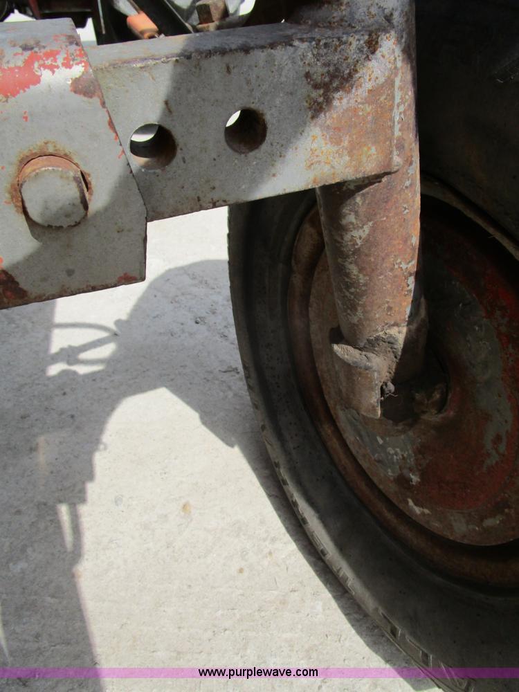 image for item D2390 Massey-Ferguson 285 tractor