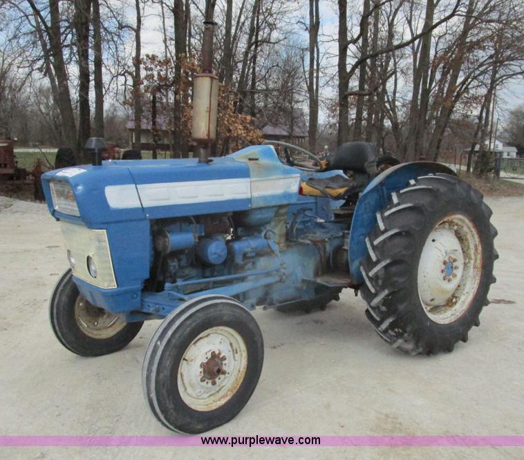 image for item D2391 Ford 2000 tractor