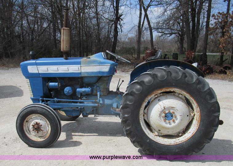 image for item D2391 Ford 2000 tractor