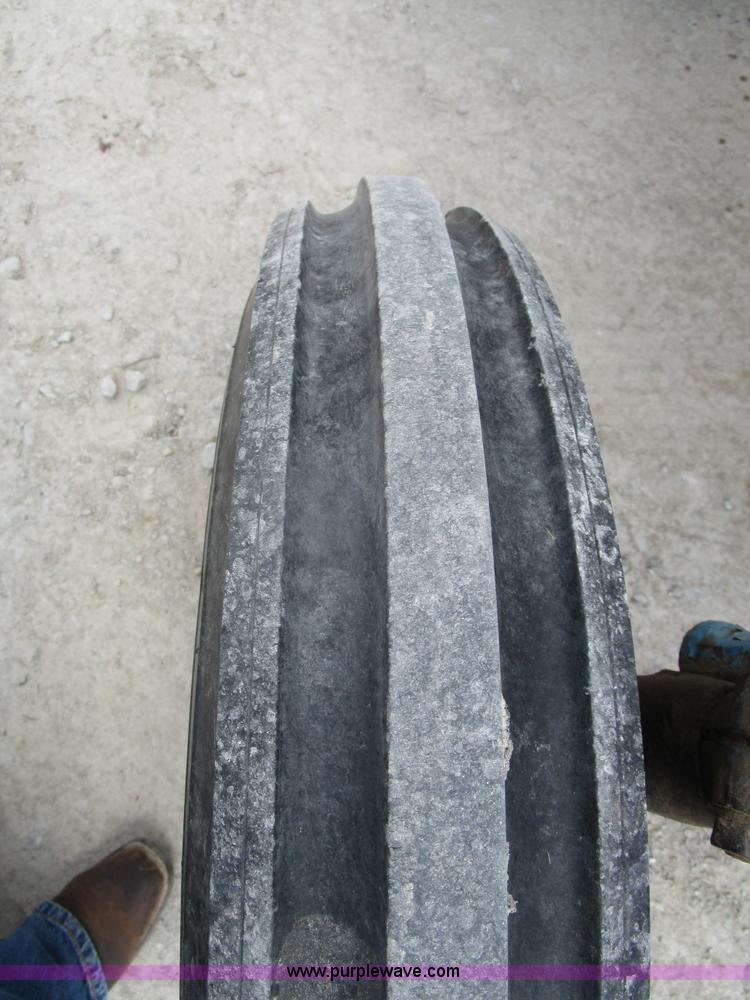 image for item D2391 Ford 2000 tractor