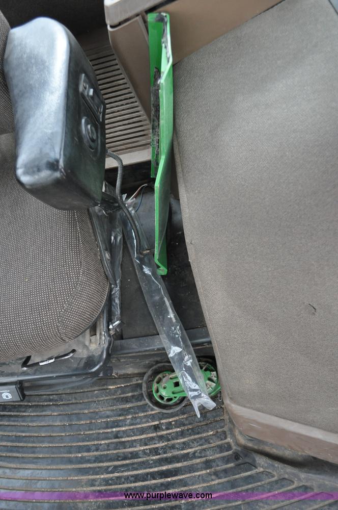 image for item F2292 2000 John Deere 7510 MFWD tractor