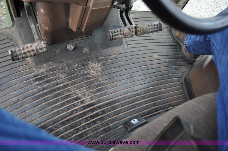 image for item F2292 2000 John Deere 7510 MFWD tractor