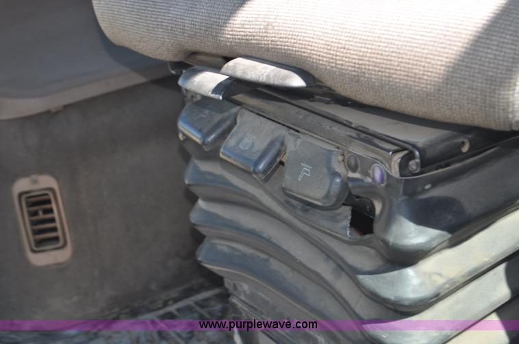 image for item F2301 2001 John Deere 8410 MFWD tractor