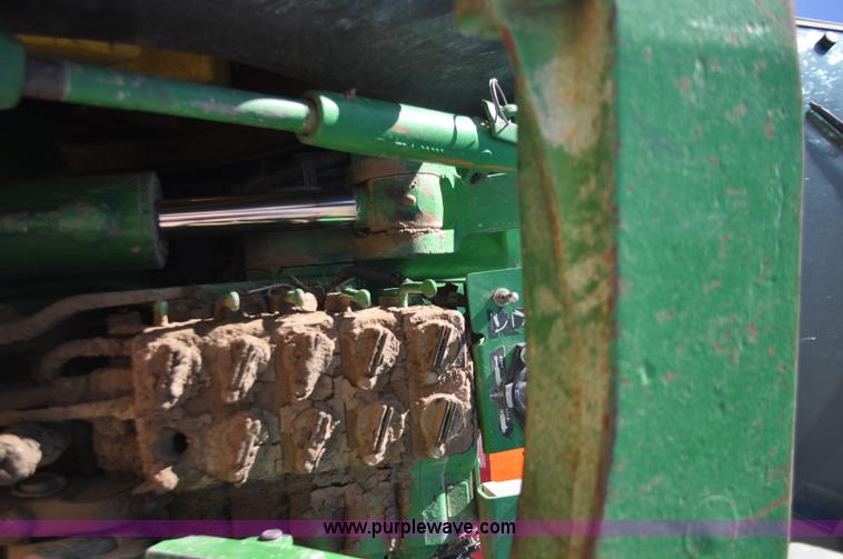 image for item F2301 2001 John Deere 8410 MFWD tractor