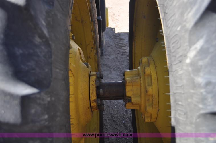 image for item F2301 2001 John Deere 8410 MFWD tractor