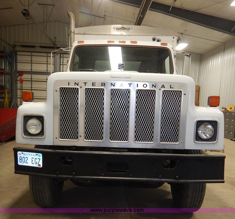 image for item I5013 1979 International F2554 S Series grain truck