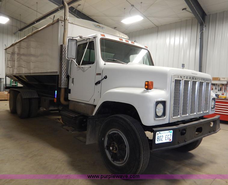 image for item I5013 1979 International F2554 S Series grain truck