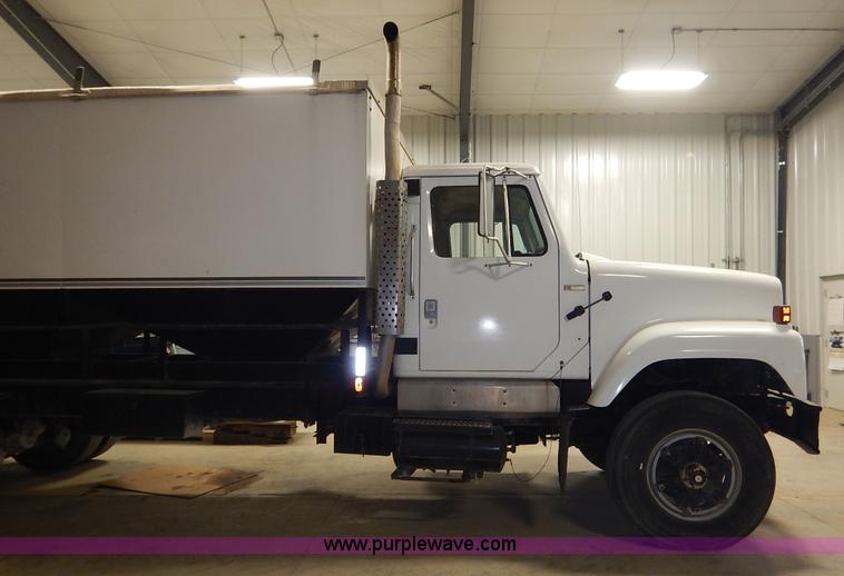 image for item I5013 1979 International F2554 S Series grain truck