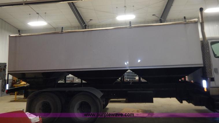 image for item I5013 1979 International F2554 S Series grain truck