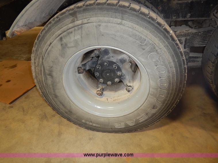 image for item I5013 1979 International F2554 S Series grain truck