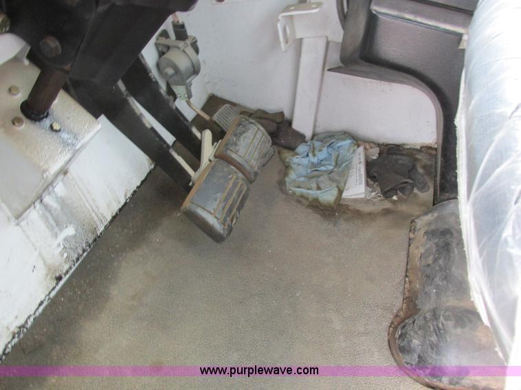 image for item K2062 2005 SpraCoupe 4450 self-propelled sprayer