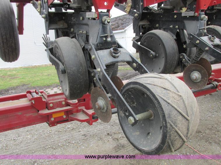image for item K2073 2005 Case IH 1200 pivot transport planter